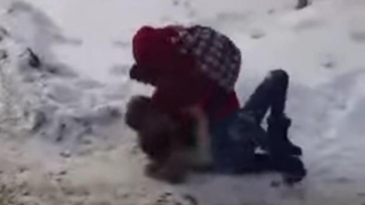 botosani doua eleve au fost filmate cum se bateau in fata unei scoli dar nimeni nu a intervenit