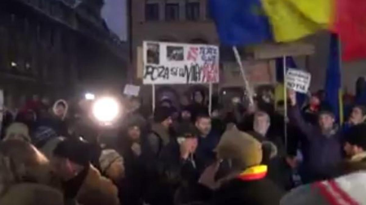 Protestatarii de la Piaţa Universităţii au ocupat bulevardul Nicolae Bălcescu 