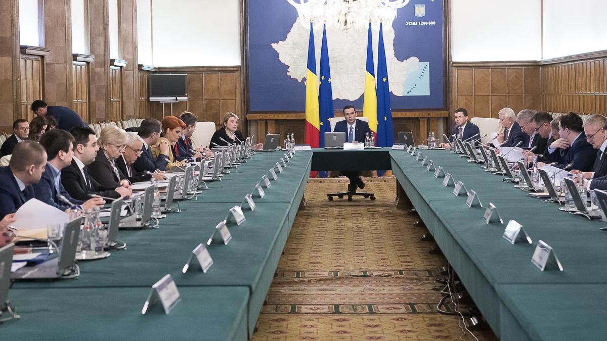 Câteva zeci de persoane s-au adunat marţi seară în faţa Guvernului