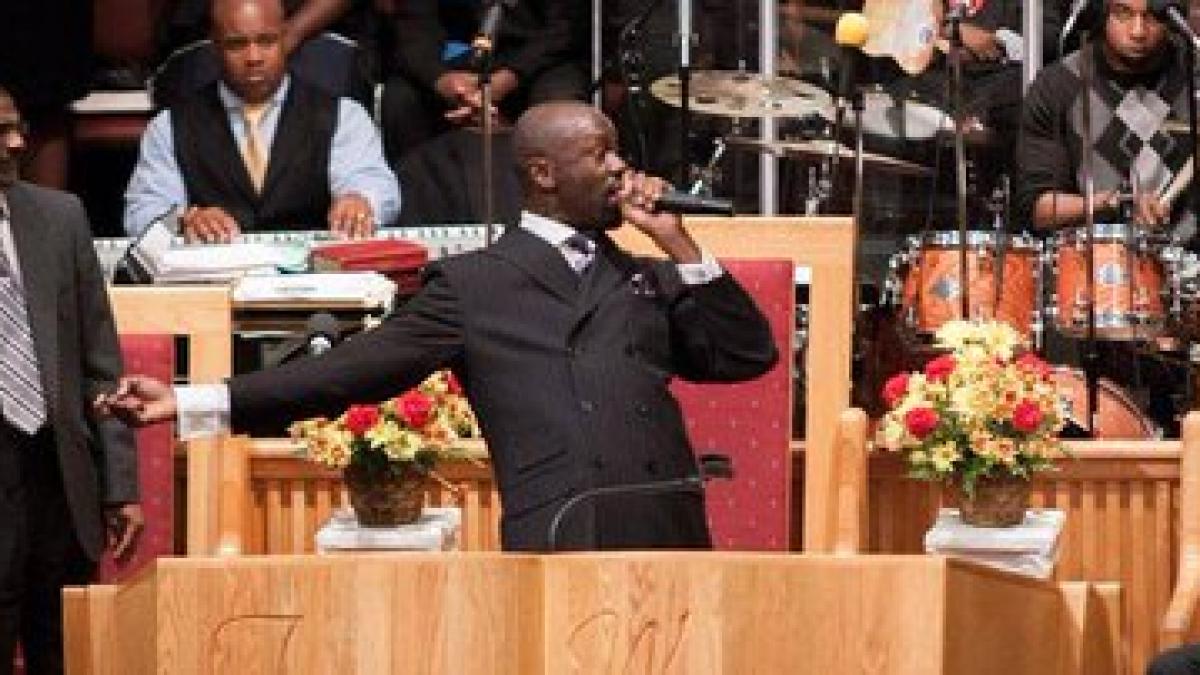 un pastor din florida a fugit gol dupa ce a fost prins de sotul femeii cu care avea o aventura