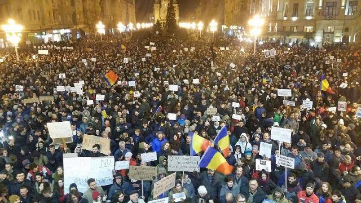 Aproximativ 15.000 de manifestanţi protestează în Piaţa Victoriei din Timişoara