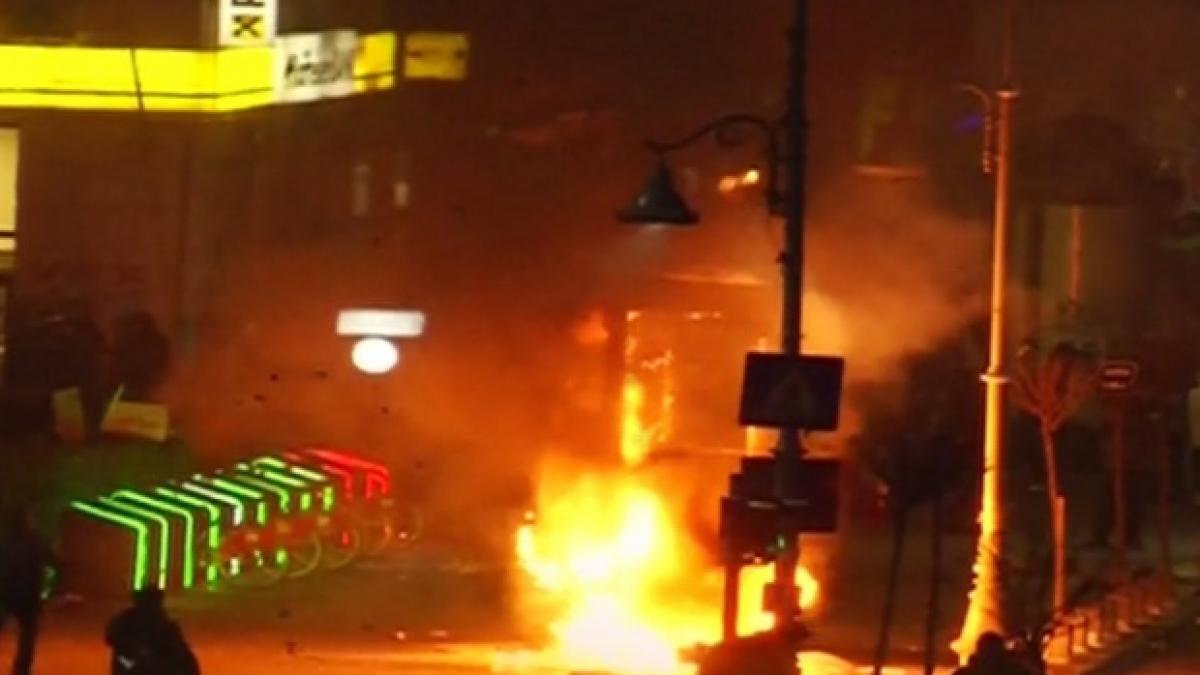 Protest Bucureşti: Pompierii intervin să stingă un incendiu izbucnit la un panou publicitar