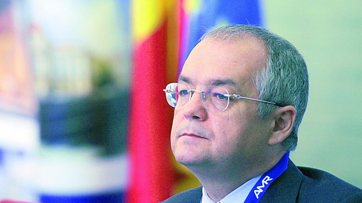 Emil Boc dă 1,2 milioane de euro pe tocat frunzele din Cluj-Napoca
