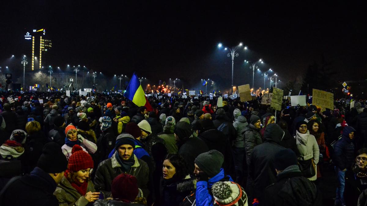 Zeci de mii de protestatari încep să se strângă din nou în fața Guvernului și în toată țara