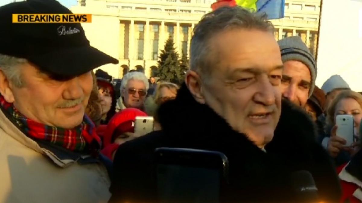 Gigi Becali, la protest: Stau şi eu o jumătate de oră, am venit măcar ca respect pentru oamenii ăştia