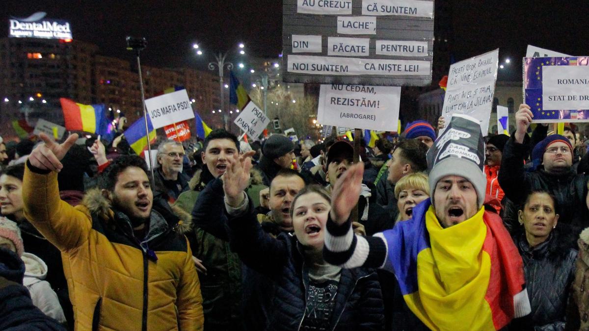 Mesajul din stradă: Abrogați și apoi plecați!