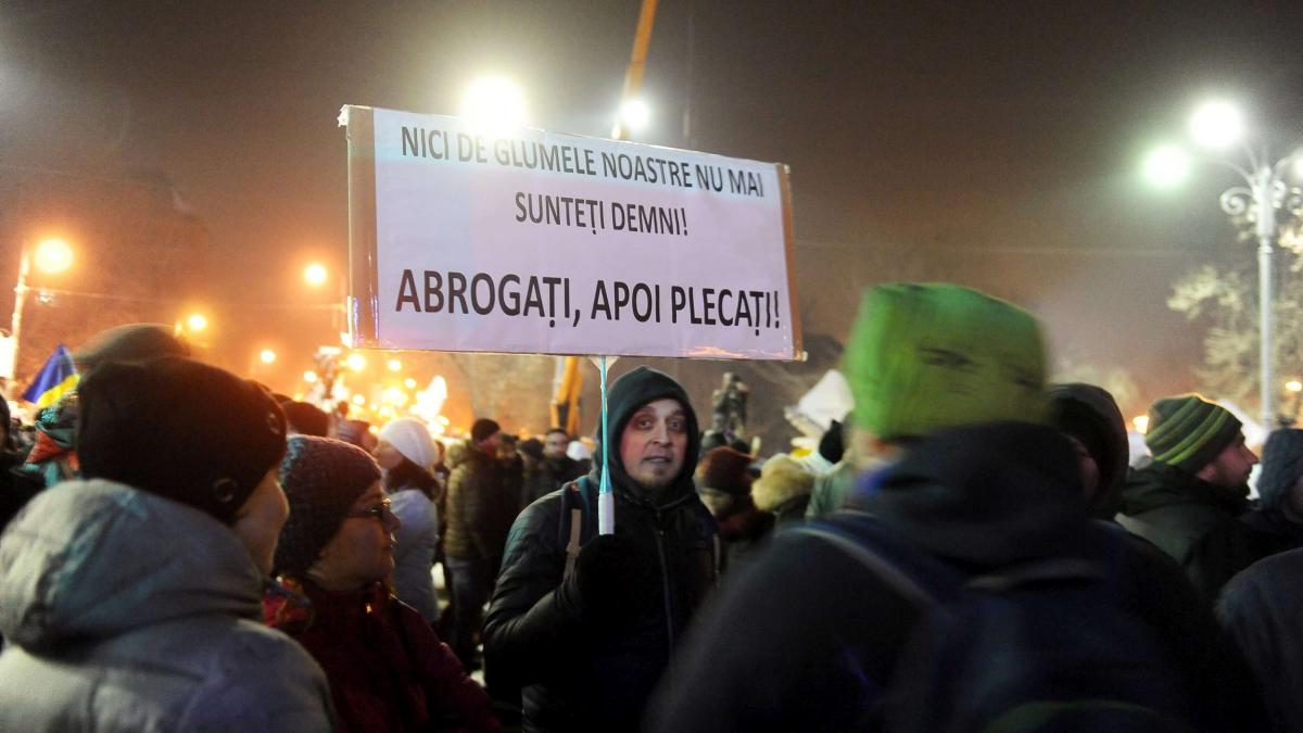 Protest Bucureşti: Peste 2.500 de oameni în Piaţa Victoriei; aproximativ 2.000 de manifestanţi la Cotroceni