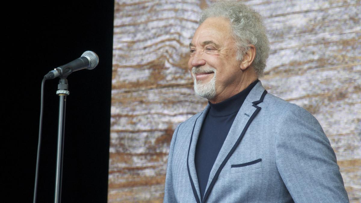 Tom Jones și Priscilla Presley sunt împreună