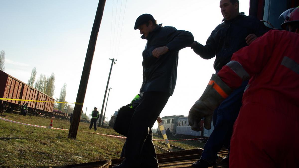 ISU: Un bărbat a murit, după ce autoturismul pe care-l conducea a fost lovit de un tren, în localitatea Dimieni
