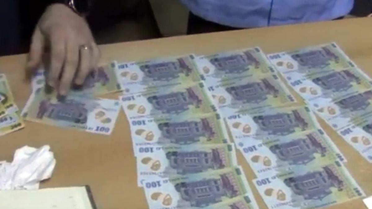 video politistii au dat publicitatii filmarea cu prinderea in flagrant a medicului din sinaia