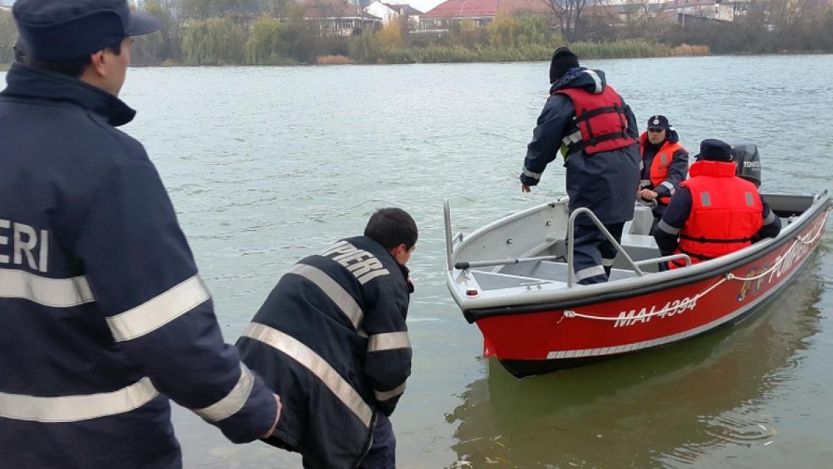 Neamţ - O profesoară a fost reţinută pentru relaţii sexuale cu un minor; elevul s-a sinucis