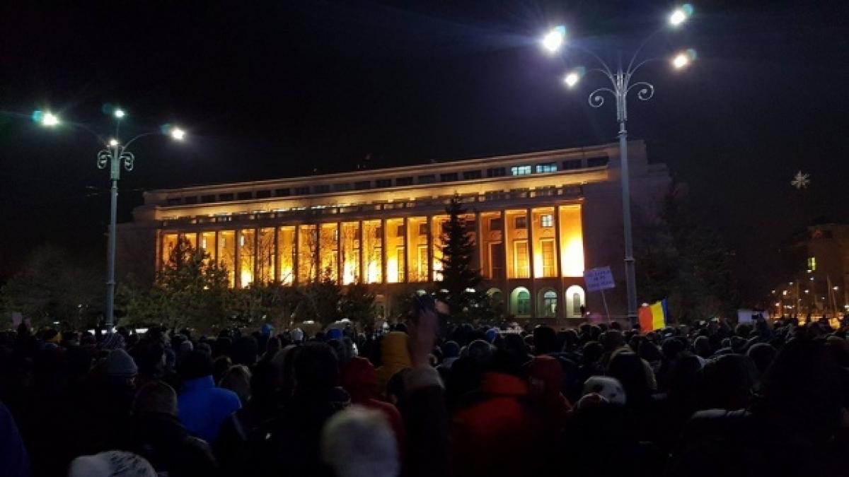 Protest în faţa Guvernului, pentru a 16-a zi consecutiv, dar numărul participanților e în scădere