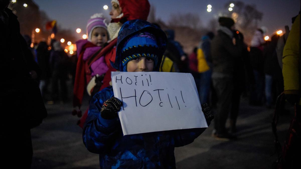 Protecţia copiilor de la mitinguri încaieră autorităţile