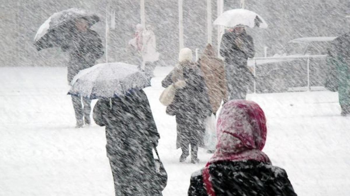 Informare ANM de precipitaţii moderate în toată ţara, depuneri de polei şi ninsori la munte, de sâmbătă noaptea până luni dimineaţa 