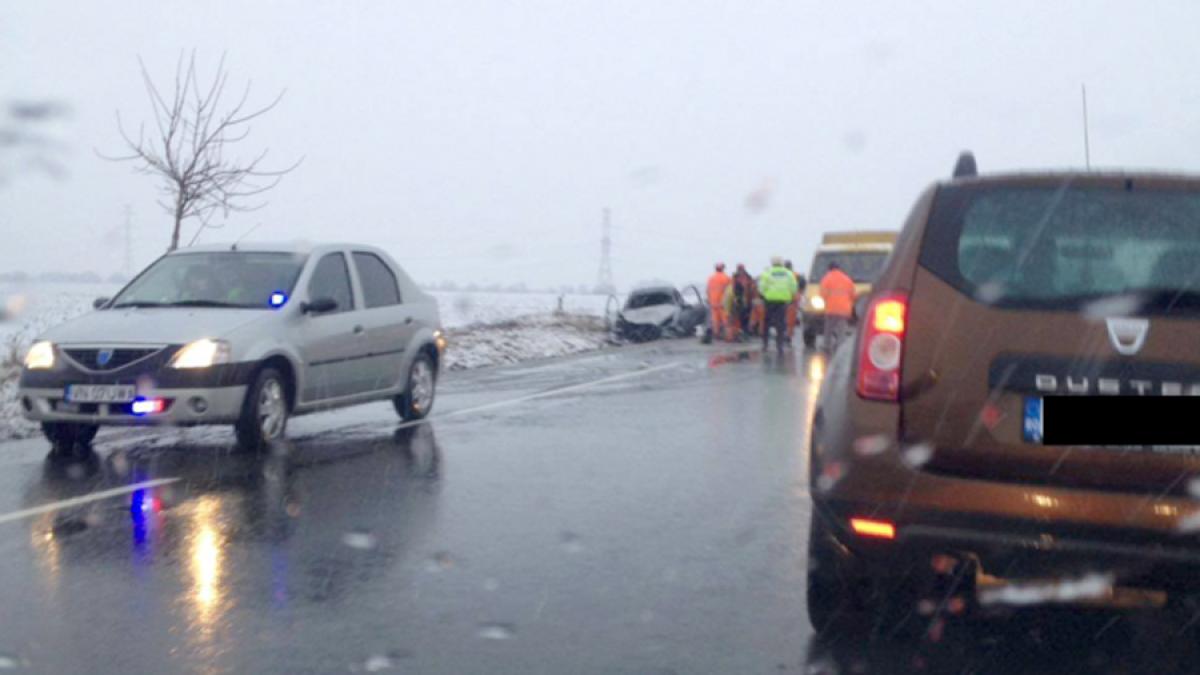 Accident GRAV în Vrancea, un autoturism a luat foc după un impact violent