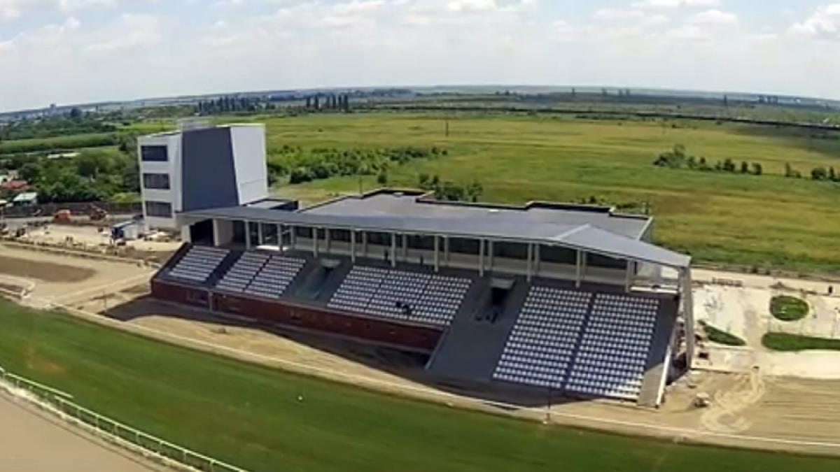 VIDEO - Hipodromul de la Ploieşti are deja probleme; caii au ros lambriurile, iar sistemul de ventiaţie nu funcţionează