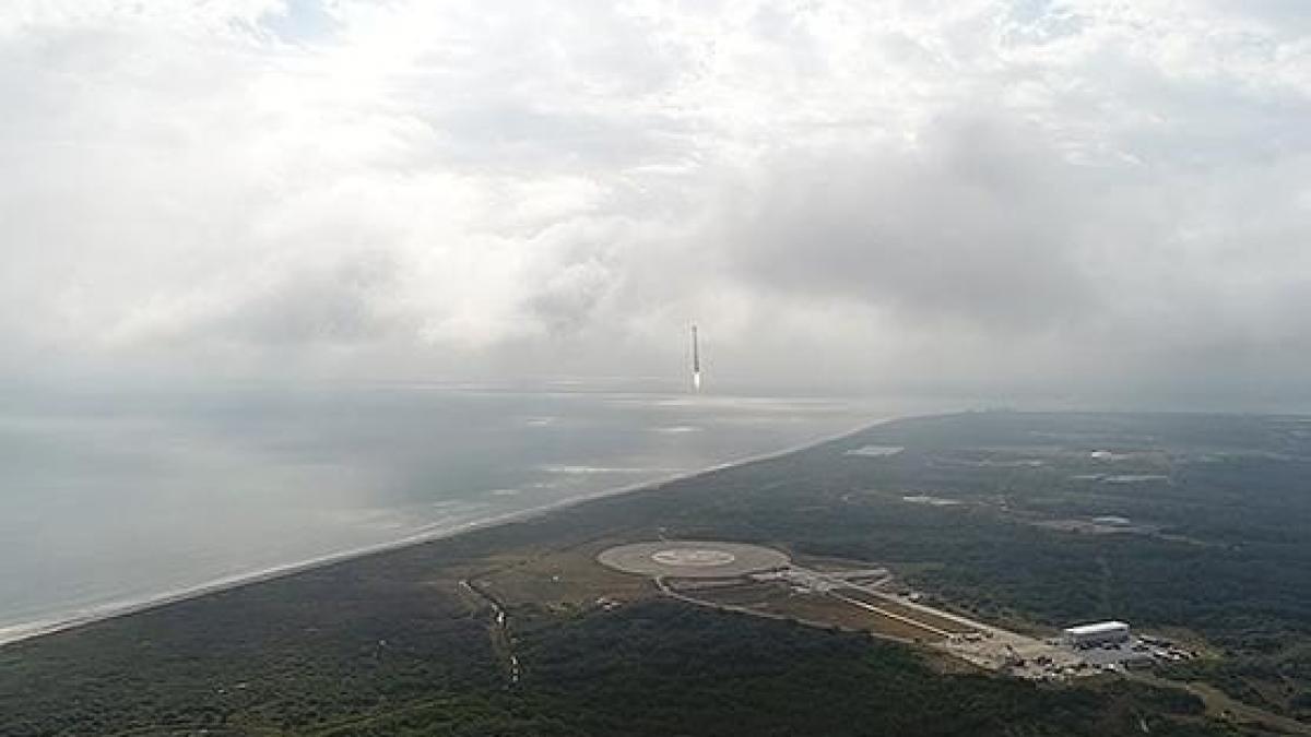 video racheta lui elon musk s a intors cu succes pe pamant