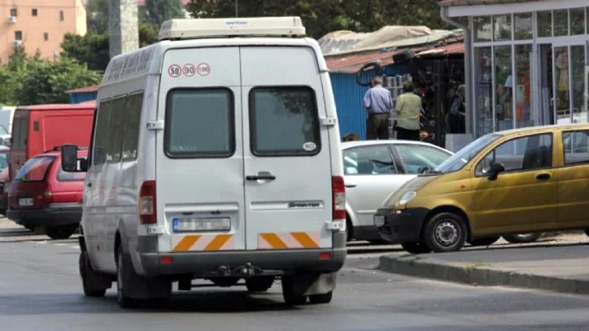 Satu Mare: Patru afgani şi doi vietnamezi, găsiţi ascunşi într-un microbuz la vama Petea