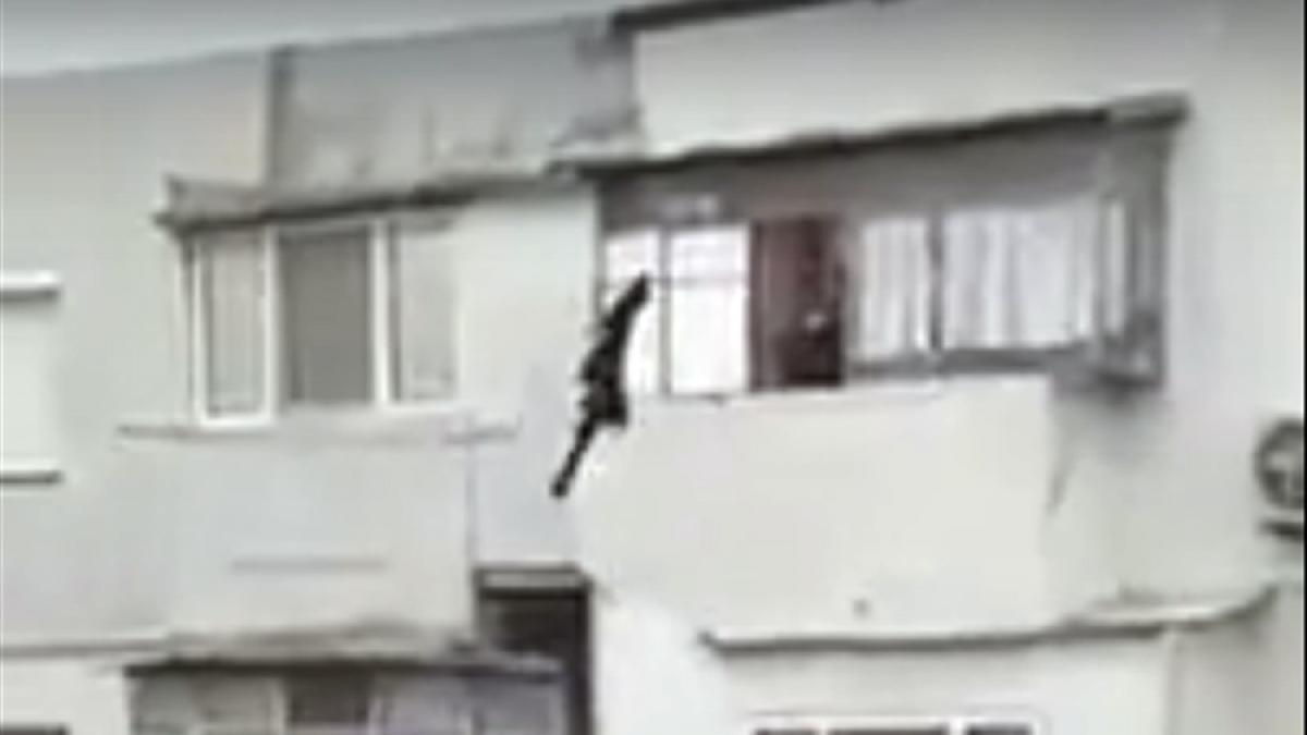 video viral un barbat a fost acuzat ca fura haine cu lanseta ce au descoperit politistii