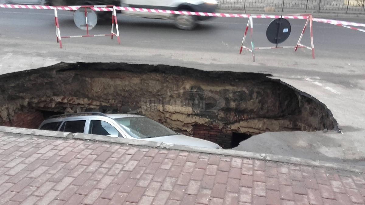 O mașină a fost înghițită de pamânt în Râmnicu Sărat