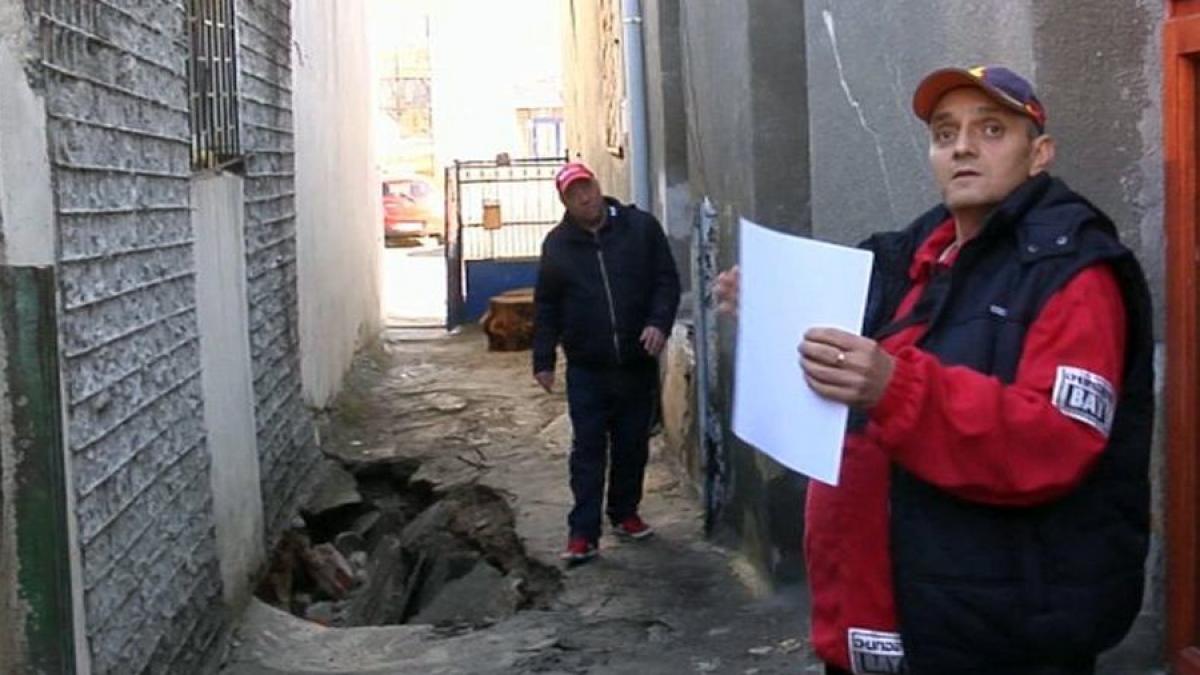O stradă din Galaţi se scufundă; proprietarii caselor sunt disperaţi
