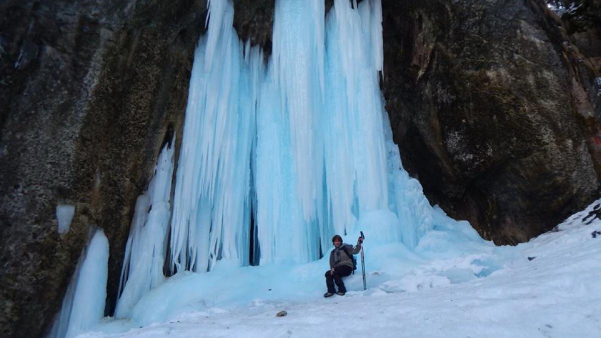 Spectacolul naturii - Gheaţa de la Cascada Canionul Şapte Scări este turcoaz