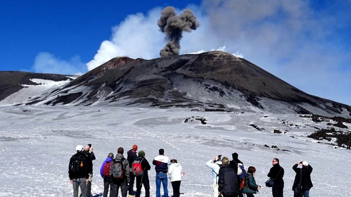 video vulcanul etna a erupt oferind un spectacol de lumina portocalie