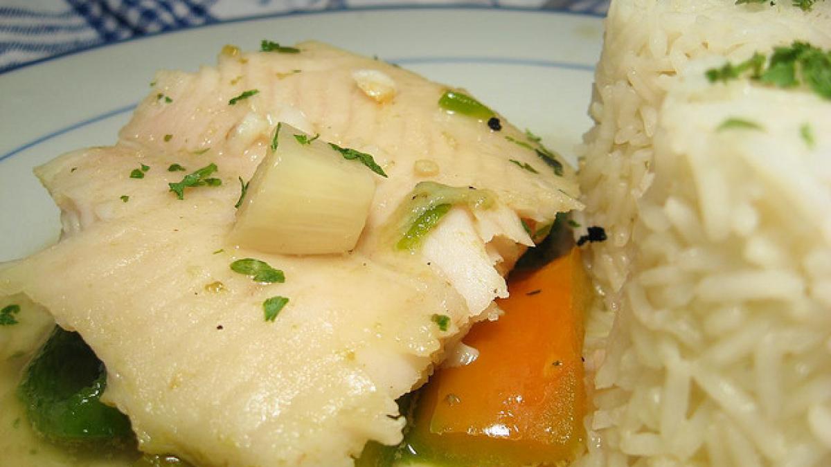 REŢETA ZILEI: File de macrou la cuptor, cu fasole galbenă şi pesto de roşii de caju