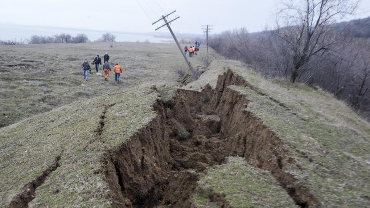 Galaţi: Alunecare de teren în localitatea Izvoarele; o stână cu 250 de oi, evacuată