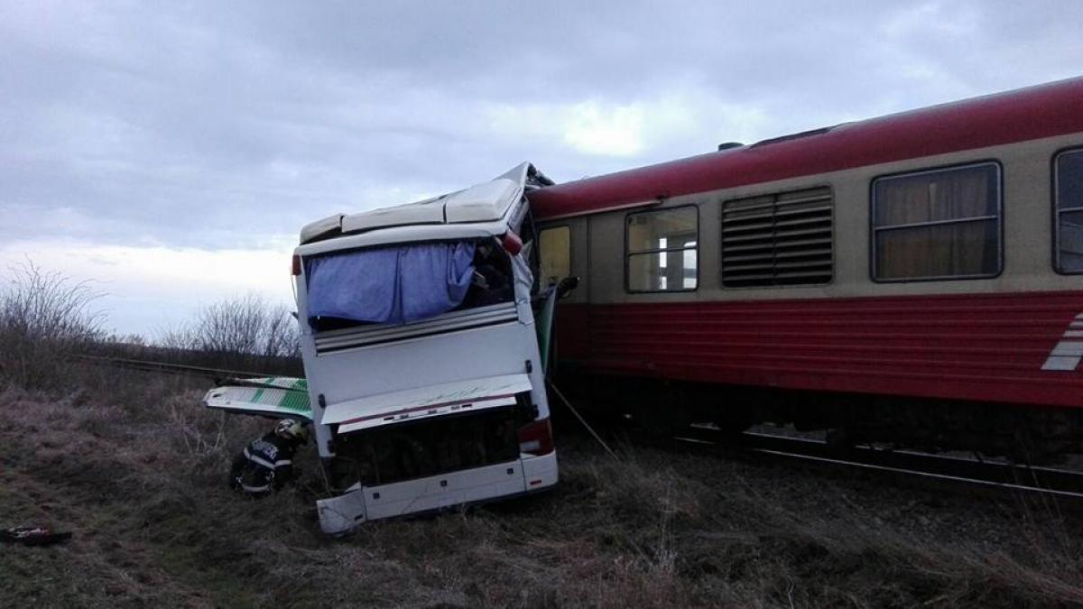 Grav accident feroviar în Timiș. Un autocar a fost lovit în plin de un tren
