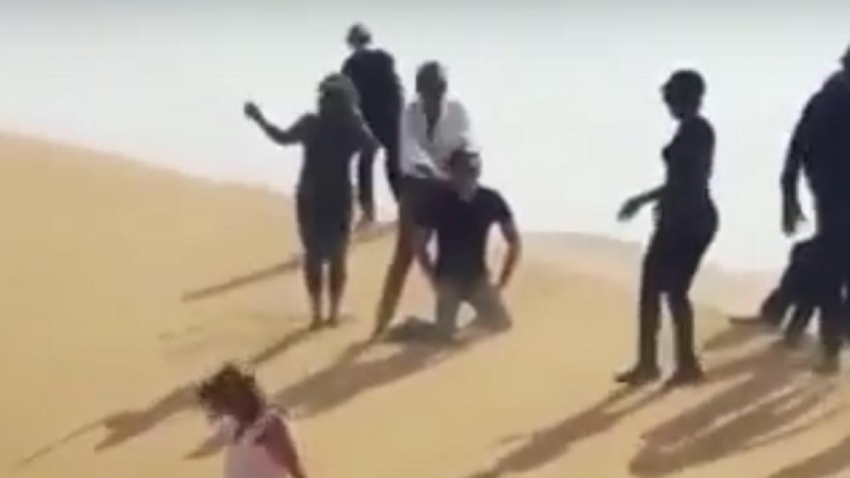video rod stewart isi cere scuze dupa aparitia unui clip care mimeaza o executie isis