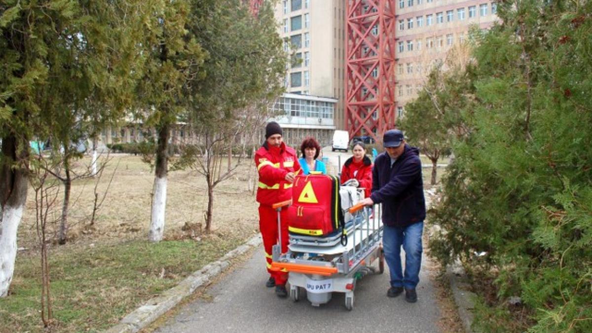 Doi gemeni de numai o lună, intoxicați cu nitriți, aduși la București cu un elicopter SMURD
