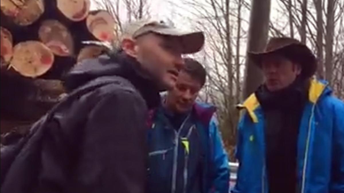 VIDEO - Activiștii Agent Green opresc camioanele care transportă bușteni, la Vidraru