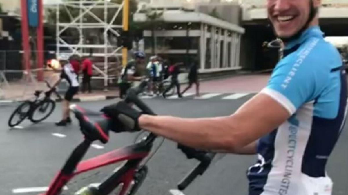 video rafale de vant de 100 km h au luat pe sus ciclistii care participau la cape town cycle tour