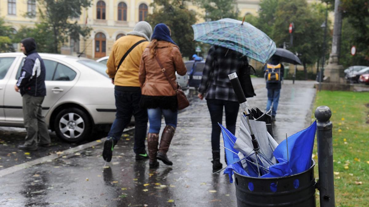 AVERTIZARE METEO - Informare de vânt puternic şi precipitaţii la nivelul întregii ţări, până vineri după-amiază