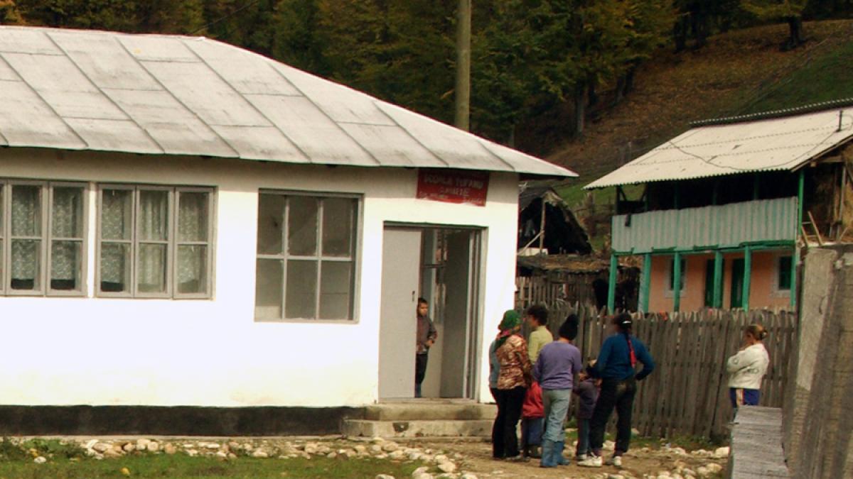 Mureş: Un copil a căzut într-un canal din curtea şcolii din Ţigmandru