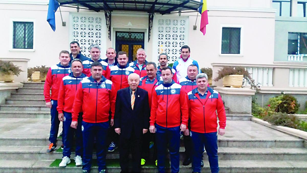 Nicolae Văcăroiu intră în fotbal