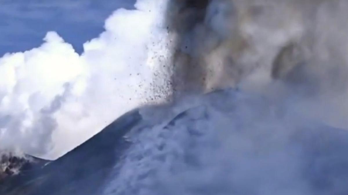 turisti raniti si o echipa de jurnalisti bbc fortati sa fuga dupa eruptia vulcanului etna