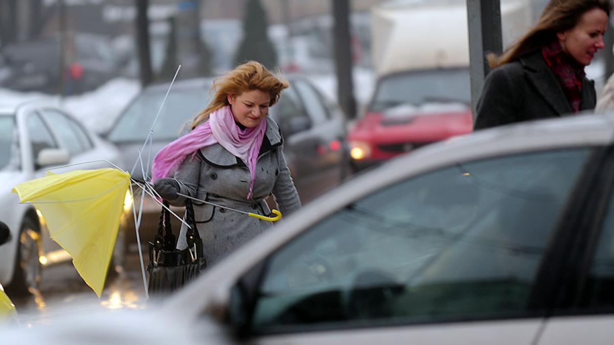 METEO - Atenţionare de vânt cu viteze de până la 70 de km/h în judeţe din sud-vest, până la ora 14:00