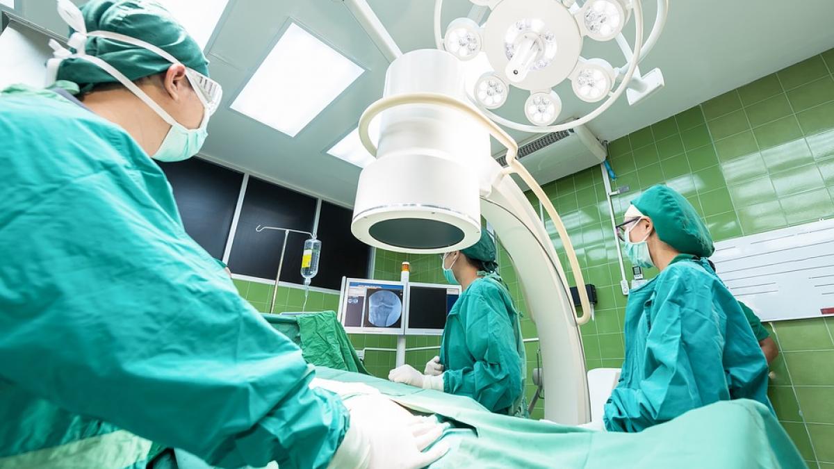De ce poartă doctorii halate verzi sau albastre?