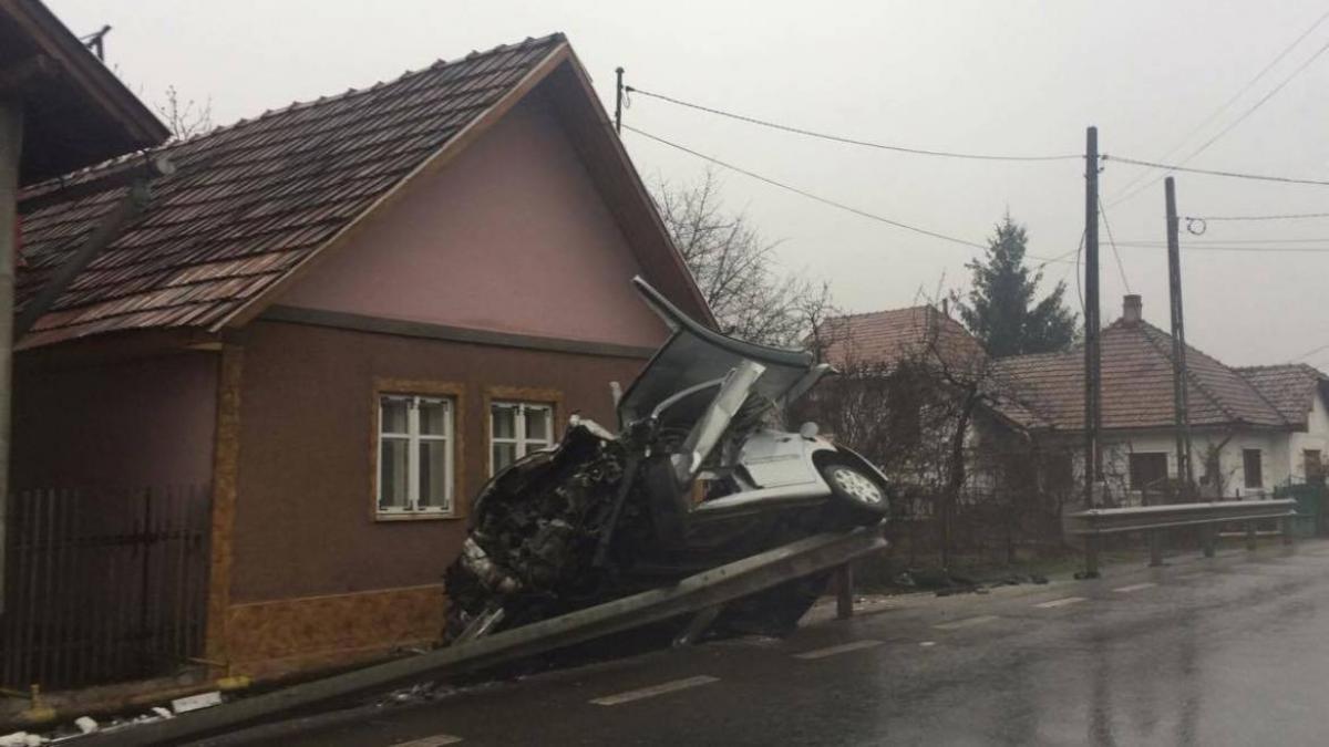 Un şofer a murit după ce a fost la un pas să se înfigă cu maşina într-o casă