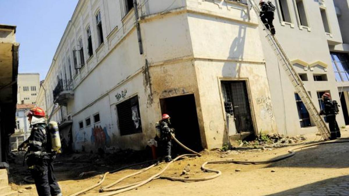 Incendiu la un depozit de pe Valea Cascadelor