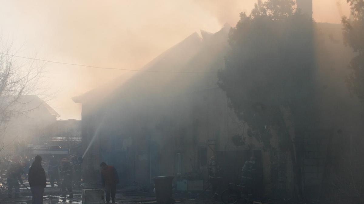 Olt: Incendiu la clădirea în care funcţionează o farmacie şi arhiva comunei Dăneasa