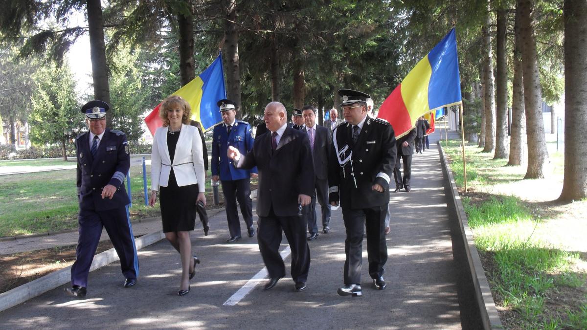 Ziua Poliției, sărbătorită cu brăduți, la Școala de la Câmpina