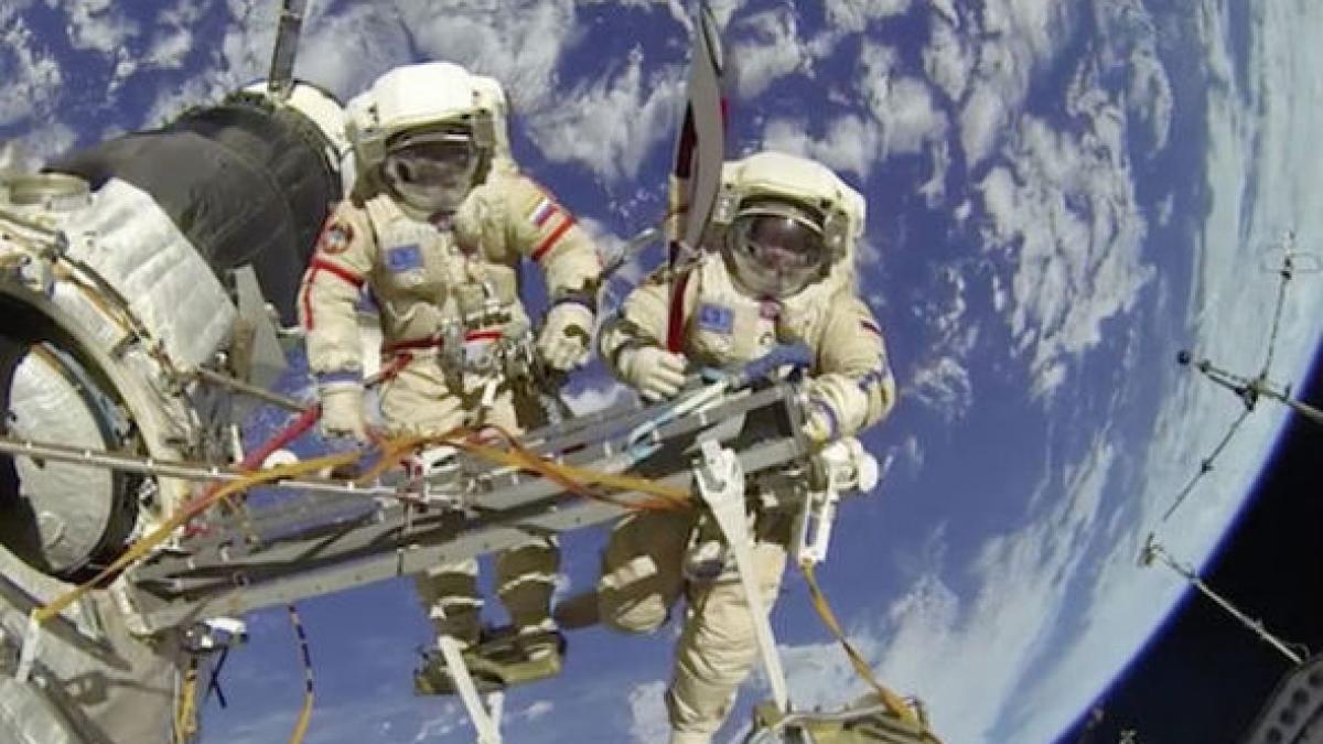 Doi astronauţi de pe ISS au ieşit în spaţiu pentru lucrări de câteva ore