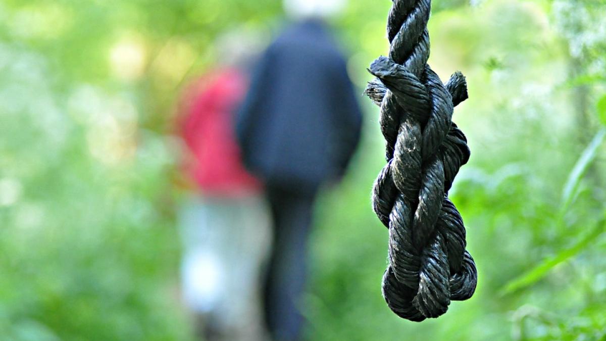 Dramă într-o familie dintr-o localitate din Satu Mare, un tată şi-a găsit fiul spânzurat în podul casei