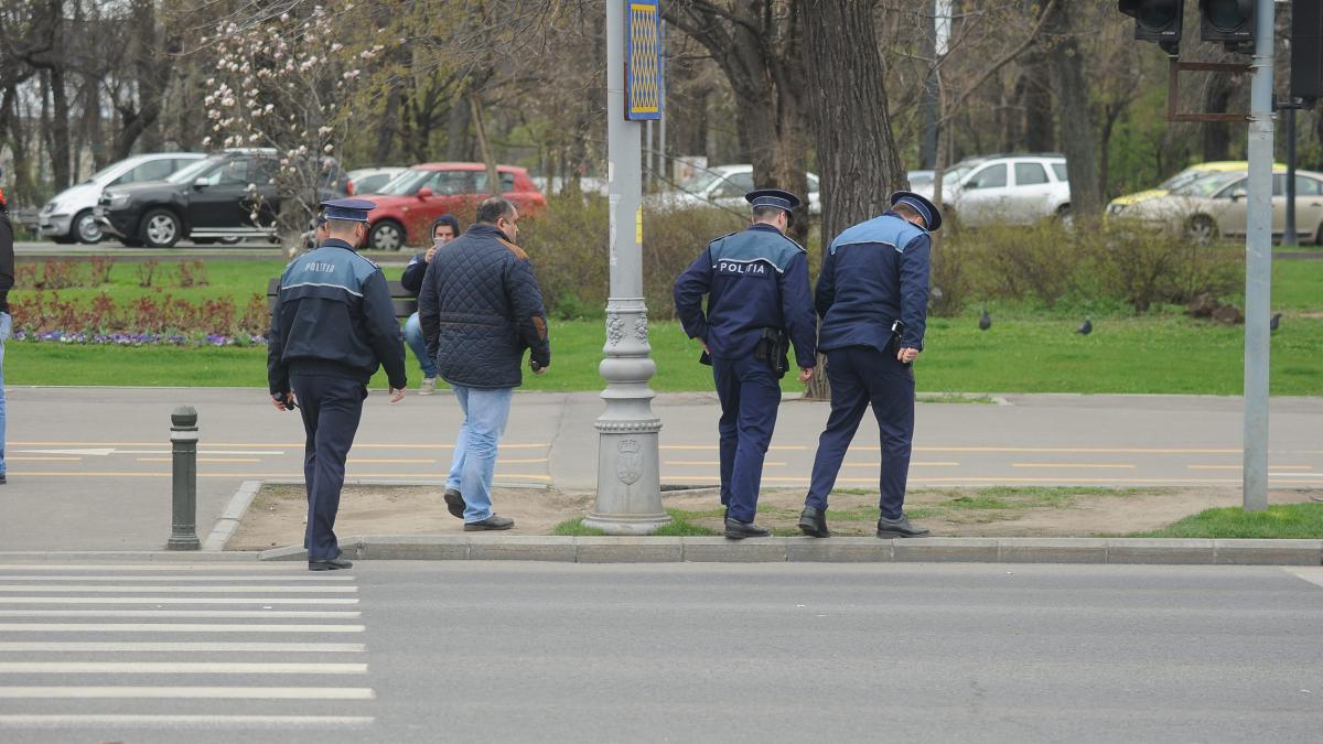Manele cu girofar. Polițiștii, protejați de criza de personal