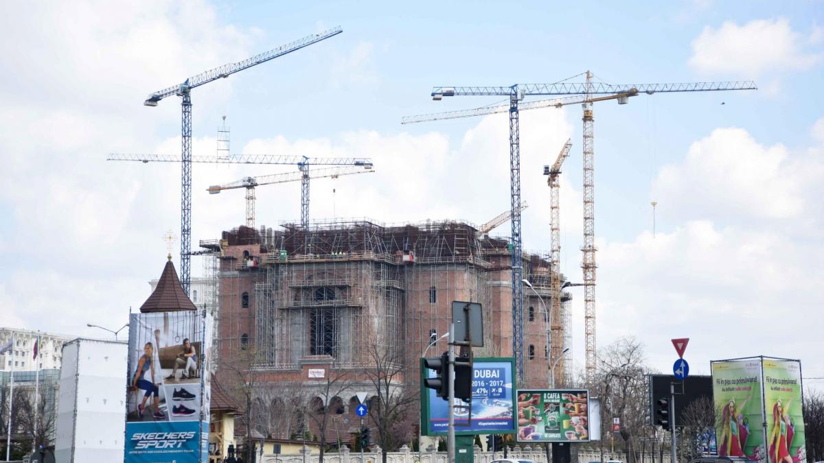 „Riguroase chivernisiri" pentru ieftinirea Catedralei Neamului