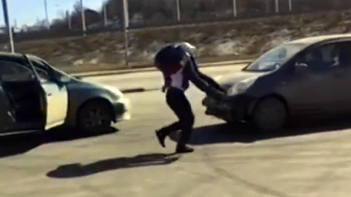 video un sofer rus a fost luat pe sus de o femeie si bagat in portbagaj