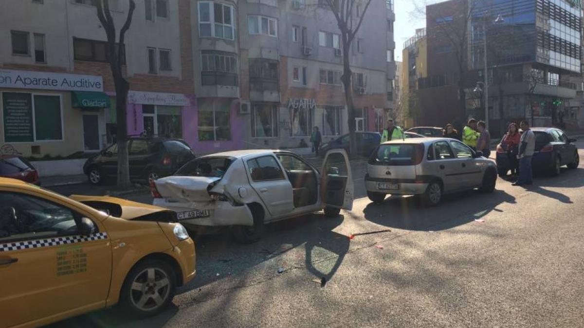 Grav accident în Constanţa soldat cu 5 oameni răniţi